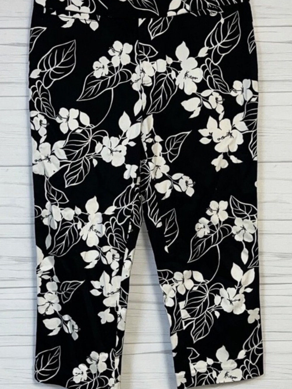 Chaps Black and White Floral Capris 1x size 16
